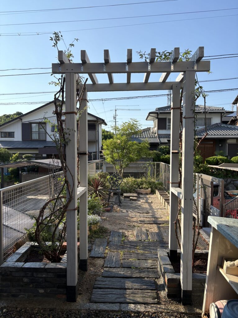 Title: バラのアーチ創作🌈 | Press-273 | Image No.9 | 有限会社 浜田造園 | 造園土木・公共工事 | 植栽工事・設計・施工 | 庭園、緑地、公共施設の管理育成 | 造園資材販売 | 山口県下関市