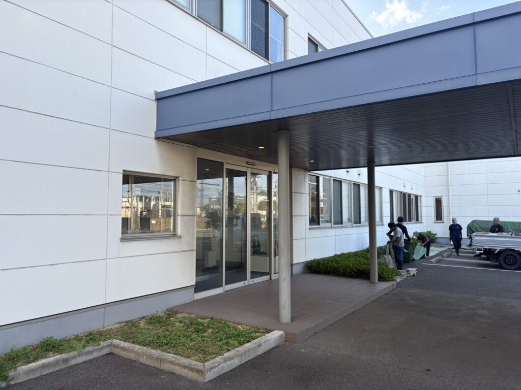 Title: 企業様社屋の花壇植栽です🌱 | Press-277 | Image No.1 | 有限会社 浜田造園 | 造園土木・公共工事 | 植栽工事・設計・施工 | 庭園、緑地、公共施設の管理育成 | 造園資材販売 | 山口県下関市