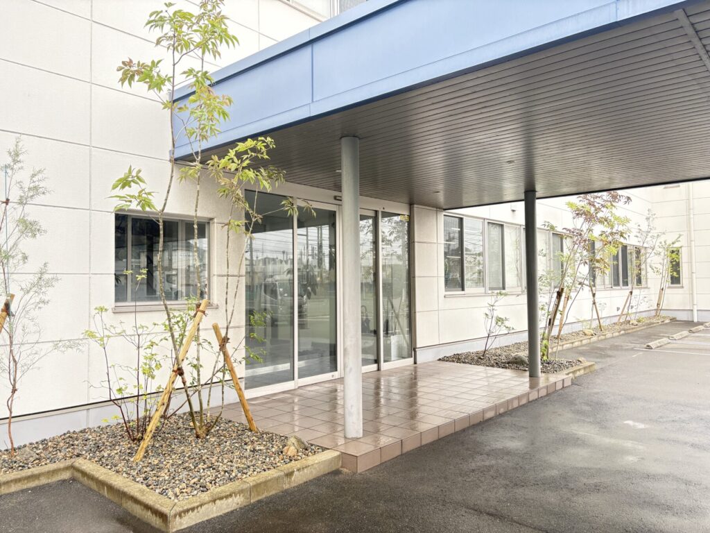 Title: 企業様社屋の花壇植栽です🌱 | Press-277 | Image No.2 | 有限会社 浜田造園 | 造園土木・公共工事 | 植栽工事・設計・施工 | 庭園、緑地、公共施設の管理育成 | 造園資材販売 | 山口県下関市